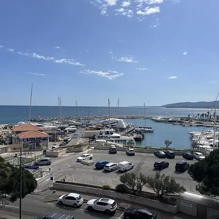 Incroyable Vue Sur Pour Ce T2 Avec Cabine, Le Capitole * Fréjus